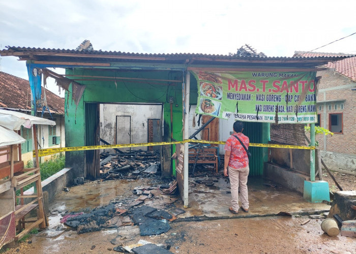 Korek Api Jatuh Jadi Penyebab Kebakaran Kios Warung di Pringsewu