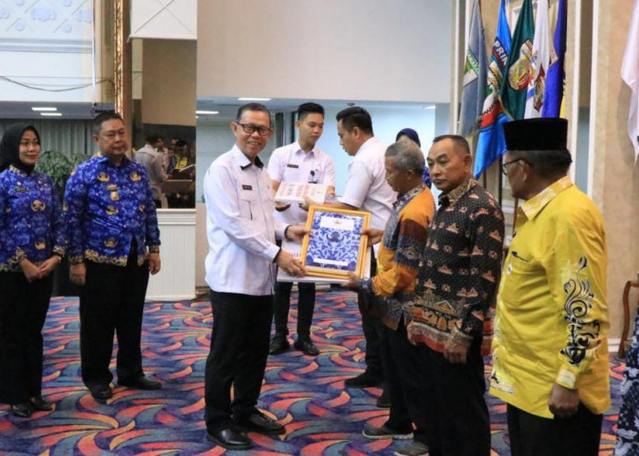 Sekdaprov Serahkan Tali Asih ke 275 Anggota Korpri Lingkungan Pemprov Lampung 