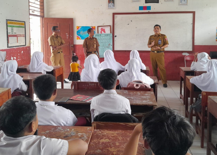 Camat Airhitam Pantau UTS SD, Gustian Afriza Ingatkan Siswa Tetap Semangat Belajar