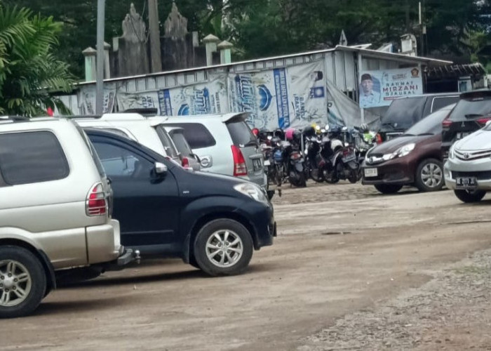 Parkir Ilegal di Sempadan Irigasi Dekat Rumah Sakit CMC Tetap Beroperasi Tanpa Izin
