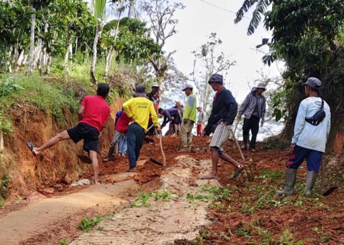 Gotong Royong Warga Talang Siring Benahi Jalan, Akses Sekolah dan Ekonomi Diperbaiki