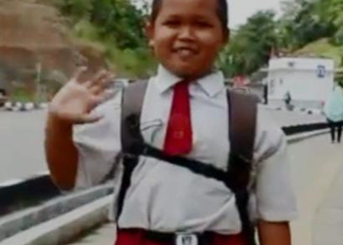 Viral! Bocah SD Berangkat Sekolah ke Indonesia dari Malaysia Setiap Pagi