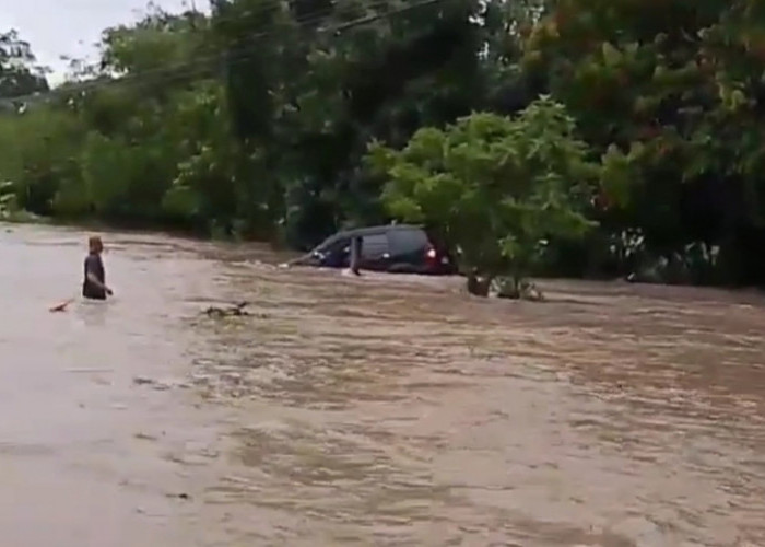 Hujan deras picu banjir di Jati Agung Lampung Selatan. Lima desa terdampak,4 mobil terseret arus banjir  