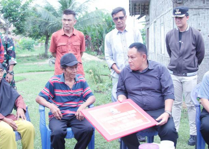 Bupati Nanang Ermanto Serahkan Bantuan Bedah Rumah ke 2 Warga Jati Agung