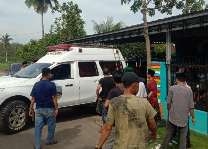 Tangis Keluarga Sambut Jenazah Korban Tenggelam di Pantai Mandiri