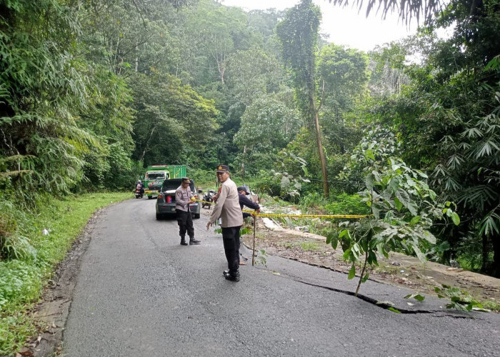 Jaga Keselamatan Pengendara, Polsek Sumber Jaya Pasang Police Line di Tanjakan Kebun Tebu 