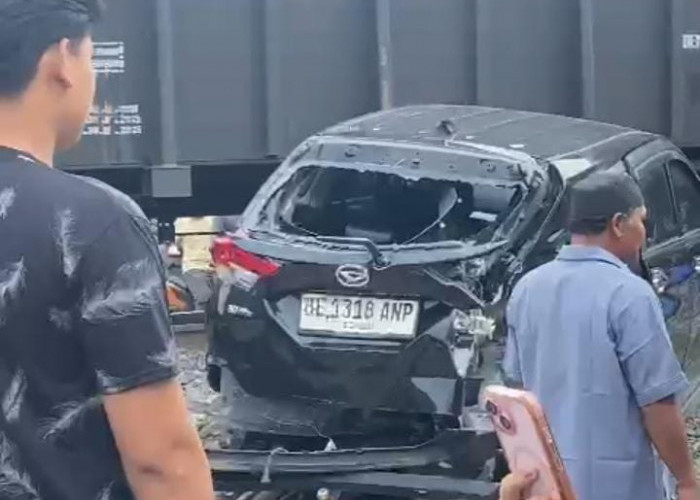 Nekat Terobos Perlintasan, Mobil Terios Ringsek Tertabrak Kereta