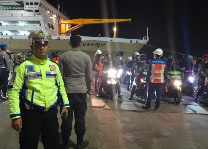Satlantas Polresta Bandar Lampung Beri Pengawalan Bagi Pemudik di Pelabuhan Panjang