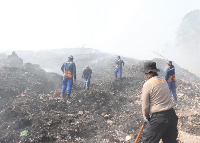 Kebakaran TPA Bakung Belum Padam, Warga Mulai Keluhkan Dampak Kesehatan  