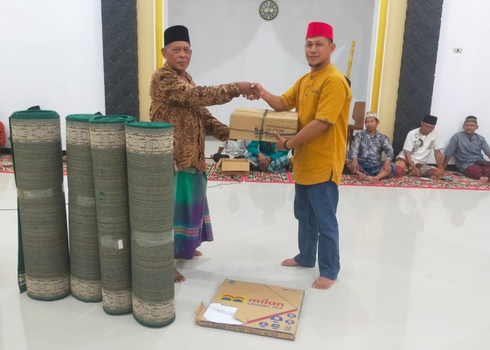 Pj Peratin Ringin Sari Salurkan Bantuan untuk Masjid dan Paguyuban Seni 