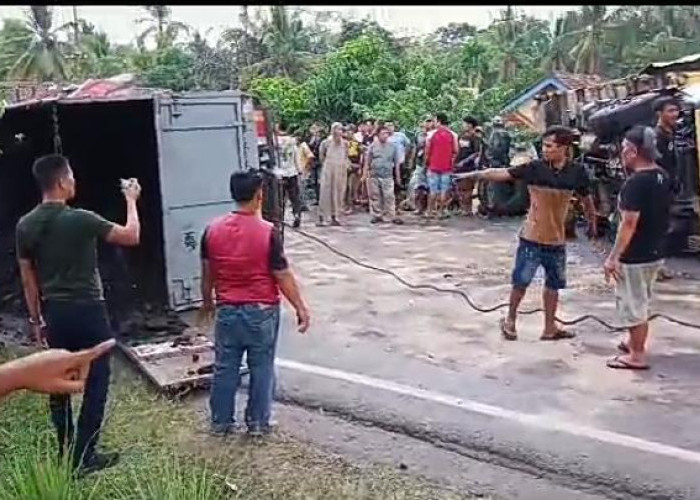 Truk Bermuatan Batu Bara Tabrakan Hingga Terguling di Jalan Lintas Sumatera