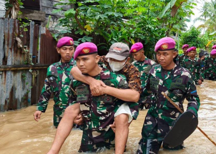 Prajurit Yonif 9 Marinir Bantu Evakuasi Warga Terdampak Banjir