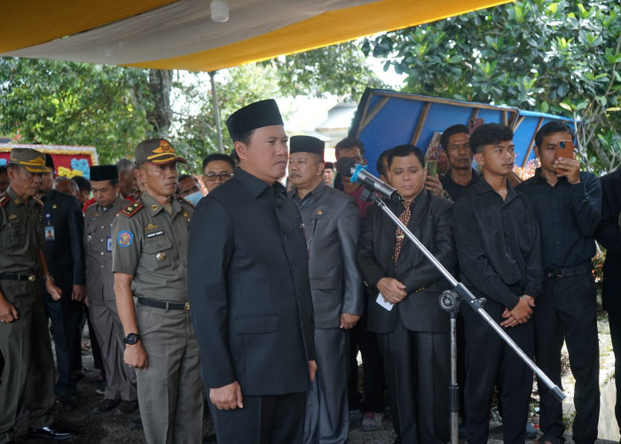 Pj Bupati Lampung Barat Pimpin Upacara Pemakaman Staf Ahli Bidang Pemerintahan dan Kesra
