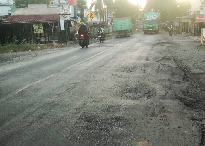 Jalinsum Lampung Utara Rusak Parah, Warga Keluhkan Lalu Lalang Truk Batu Bara