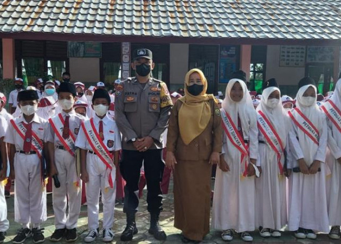 Bhabinkamtibmas Polresta Bandar Lampung Jadi Pembina Upacara Bendera di Sekolah Dasar