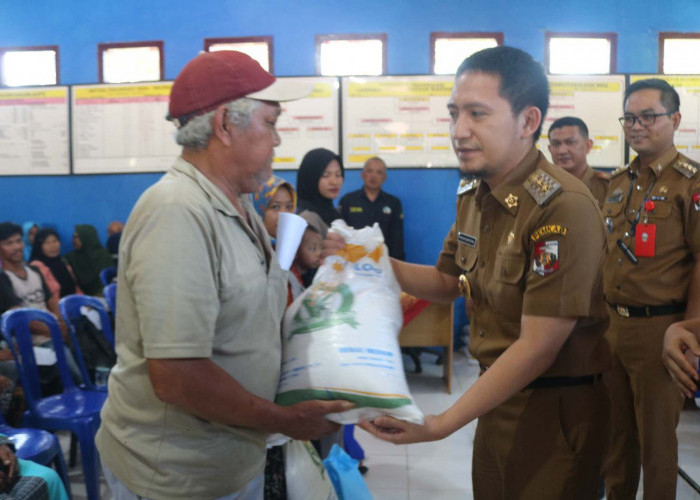 Wabup Lampung Utara Ardian Saputra Serahkan Bantuan Beras ke Masyarakat Abung Barat 