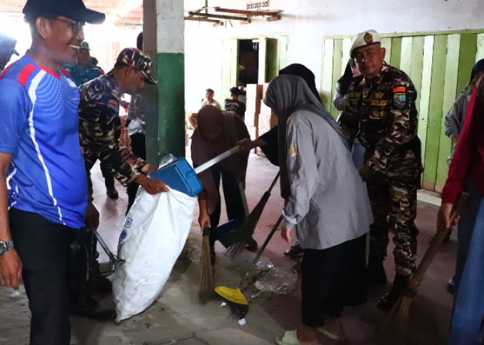 TNI dan Warga Gelar Karya Bakti Bersihkan Pasar Tempel Tradisional Kota Karang