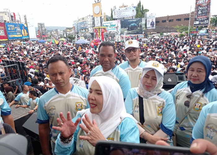 Puluhan Ribu Masyarakat Memadati Area Tugu Adipura, Mengikuti Jalan Sehat HUT Kota Bandar Lampung Ke 343