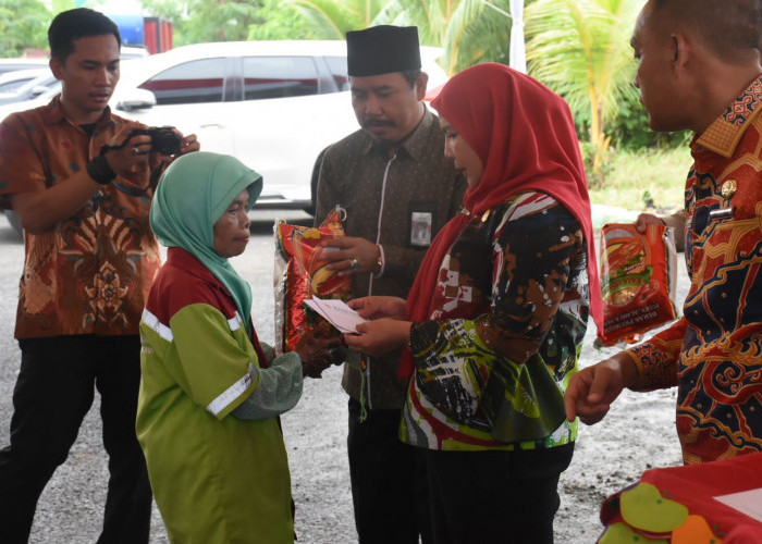 Wali Kota Bandar Lampung Serahkan Bantuan dari Baznas untuk 700 Tukang Sapu