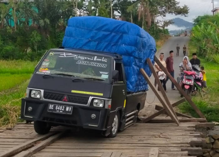 Antisipasi Jembatan Darurat Air Ringkih Ambruk Kendaraan Diminta Kurangi Muatan 