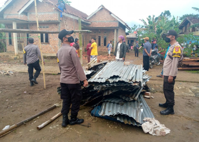 Angin Puting Beliung Rusak Beberapa Rumah di Pekon Purawiwitan 