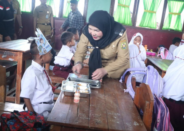 Cek Langsung MBG, Eva Dwiana Sebut Makanan Siswa Layak dan Berkualitas