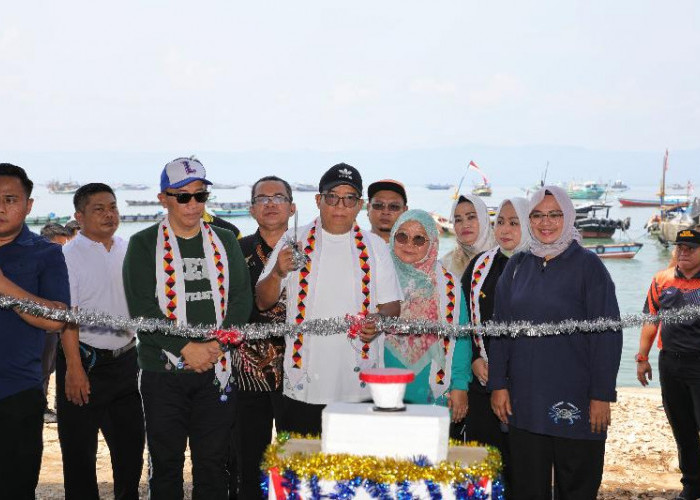 Pastikan Proses Pelelangan Ikan Sesuai Standar Kesehatan, Pj Gubernur Samsudin Resmikan TPI di Tanggamus