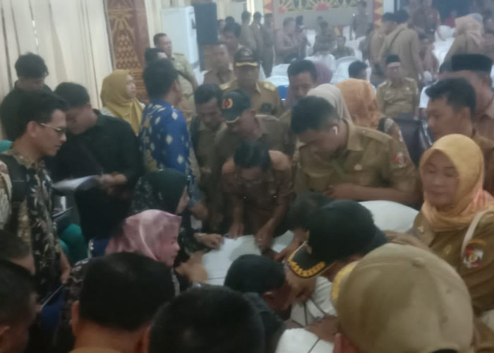 Sosialisasi dan Ikrar Netralitas Kepala Desa di Lampung Utara Dibumbui Insiden Rebutan Amplop