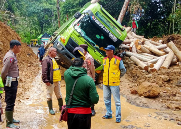 Update Kemacetan Jalan Liwa-Krui, Evakuasi Fuso Tunggu Muatan Dibongkar