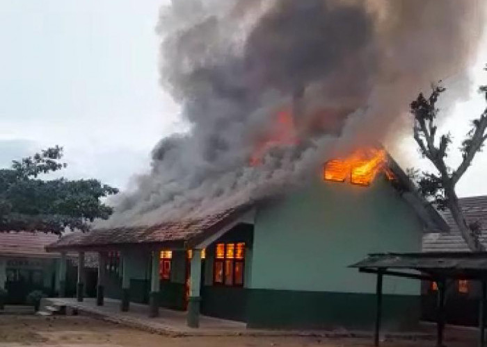 Kebakaran Hanguskan Gedung Perpustakaan SMPN Satu Atap Neglasari