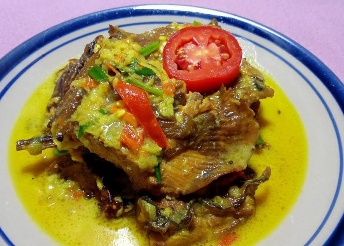 Ikan Pari Masak Asap Santan: Perpaduan Aroma Asap dan Gurih Rempah Nusantara