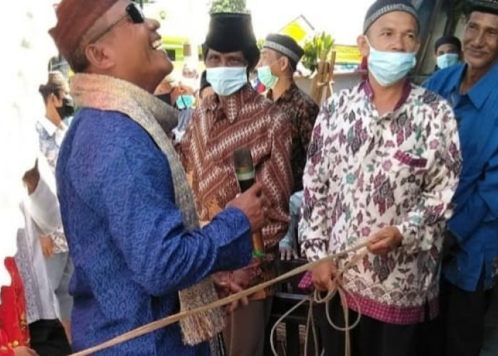 Pantun dan Penyambutan Penuh Makna di Belitung adalah: Tradisi berebut lawang