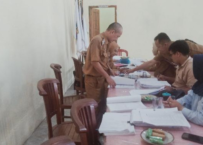 Tim Verifikasi Kecamatan Jatiagung Gelar Monev APBDes Tahap II 2024 Desa Margodadi 