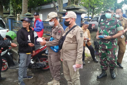 Puluhan Personel Pol-PP dan TNI Operasi Yustisi di Pasar Liwa
