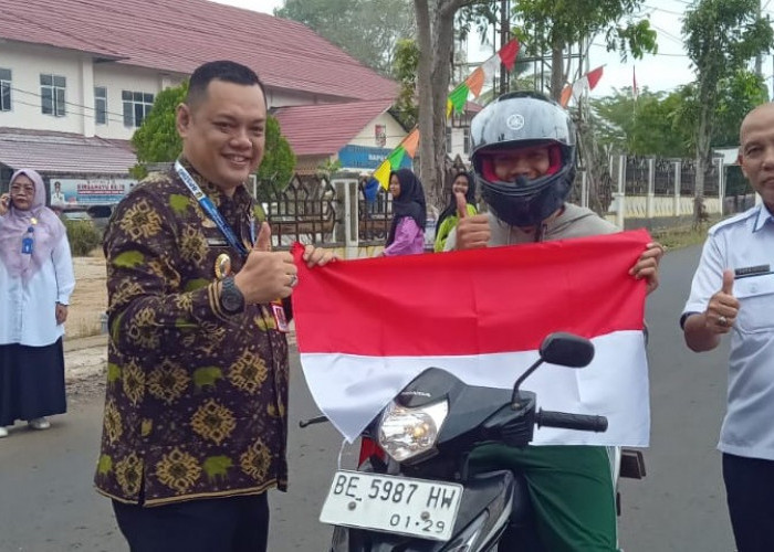 Jelang HUT RI Ke-79, Disparbud Lampung Utara Bagikan Puluhan Bendera Merah Putih 