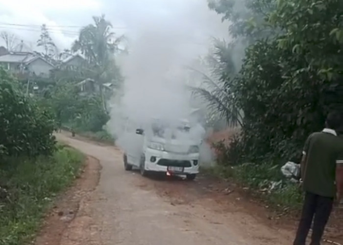 Diduga Korsleting, Minibus Meledak di Jalur Mekarsari