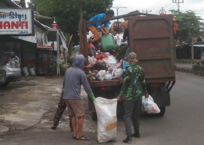 Meski Anggaran Belum Cair, DLH Lambar Turunkan Petugas Pengangkut Sampah