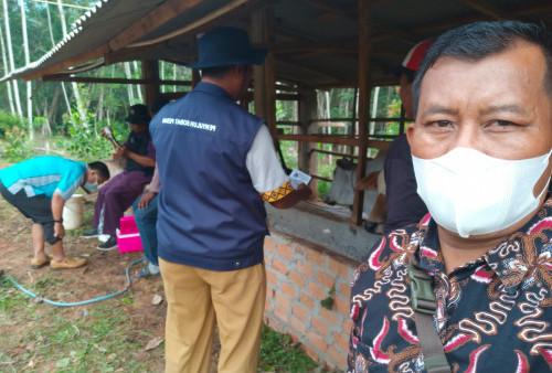 Aparatur Kampung Kalipapan Vaksinasi PMK Ternak Warga