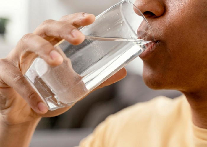 Hindari Minum Air Saat Tengah Makan, Ini Alasannya