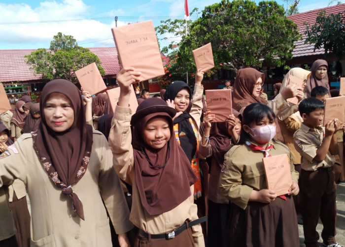 218 SD Negeri di Lampung Barat Bagi Raport, Sekolah Diliburkan Selama Sebulan