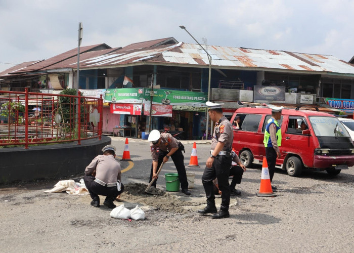 Cegah Lakalantas, Personel Satlantas Polres Lampung Barat Tambal Jalan Berlubang di Tugu Ara Pasar Liwa