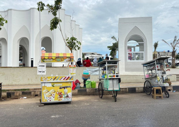 Meski Ada Larangan, Pedagang Masih Padati Area Masjid Al-Bakrie Lampung