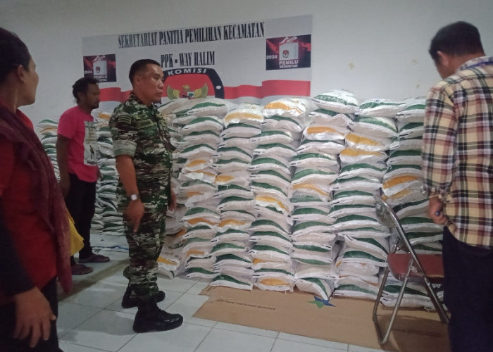 Babinsa Koramil 410-04/TKT Kawal Distribusi Beras Bantuan di Way Halim Permai
