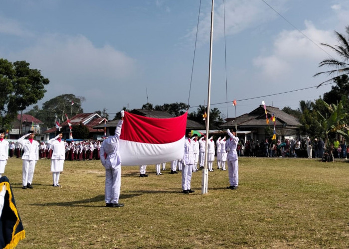 Upacara Peringatan HUT RI di Kecamatan Sukau Berlangsung Khidmat dan Lancar 