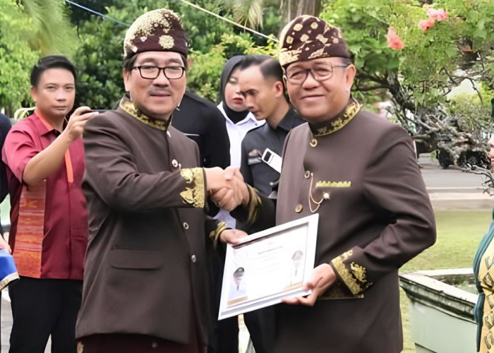 HUT Lampung Utara ke-78, Bupati Hamartoni Ahadis Beri Penghargaan untuk Sekda Lekok