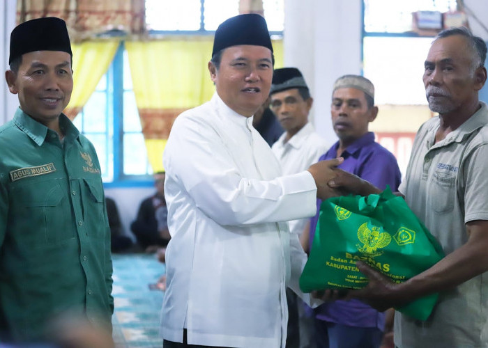 Safari Ramadhan di Pekon Buay Nyerupa, Pj Bupati Nukman Bagikan 50 Paket Sembako dari Baznas