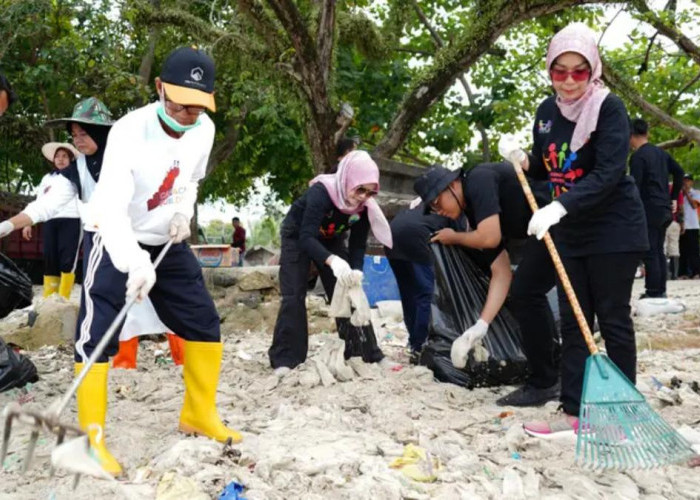 Pemkab Lampung Selatan Gelar Aksi Gerot Wisata, Bersihkan Sampah di Pantai Pasir Putih