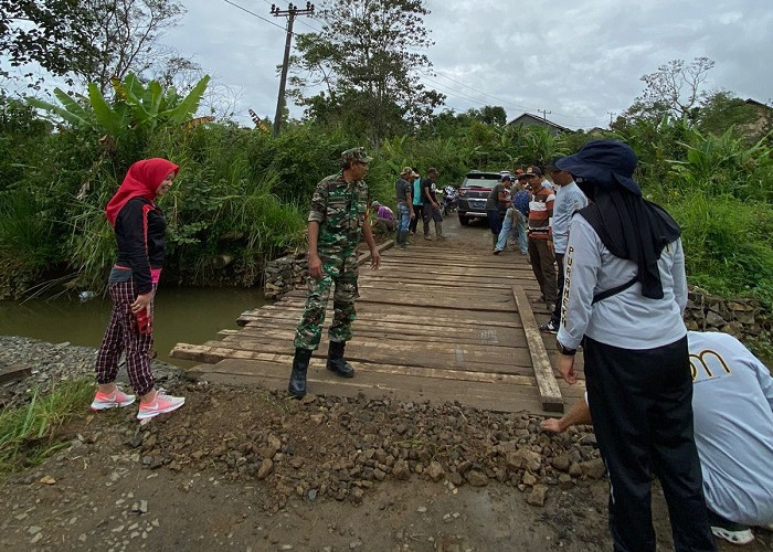 Camat Gedung Surian Bersama Warga Lakukan Gotong Royong di Jembatan Way Ringkih 