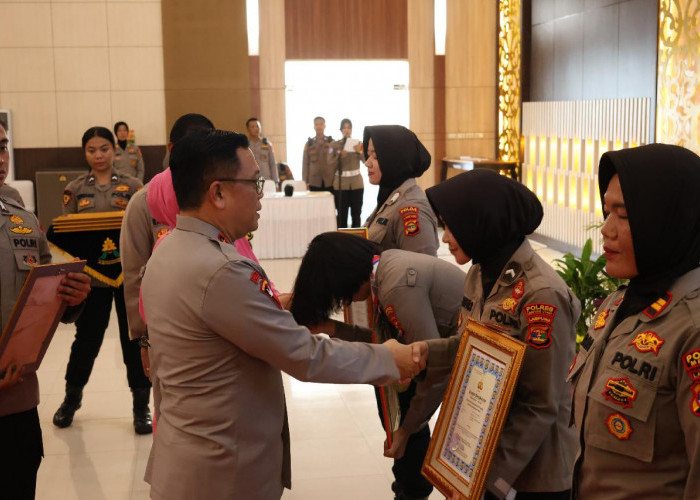 Kapolda Lampung Berikan Penghargaan kepada Personel Berprestasi Polres Lampung Utara