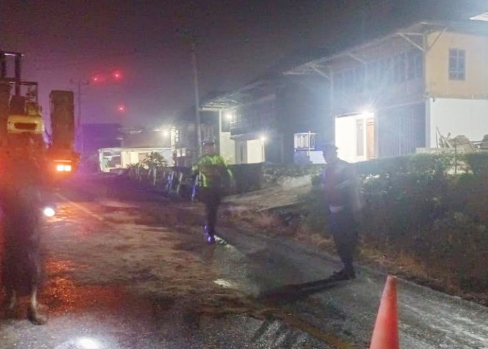Cegah Laka Lantas, Polisi Bersihkan Tumpahan Oli di Jalan Lintas Kota Besi